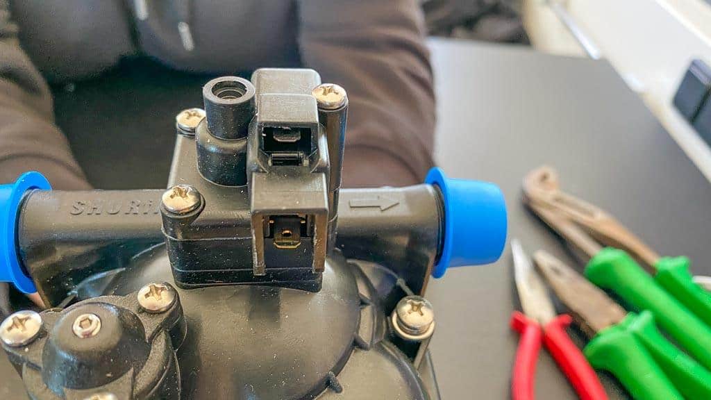 Reparatur der Shurflo Wasserpumpe: Druckschalter ohne Anschlußkabel